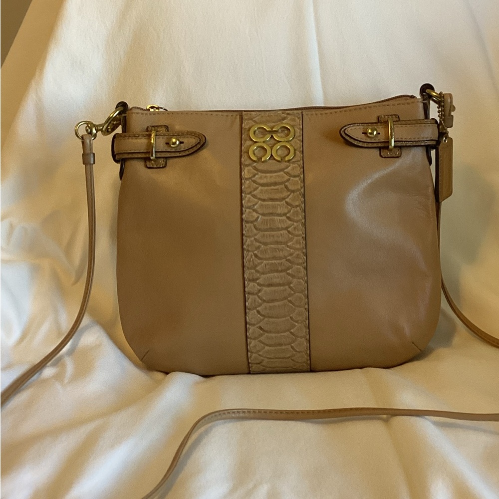 Elegant Coach Tan Leather Shoulder Bag